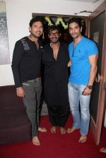 Ajay Devgan, Yuvraj Singh at Son of Sardaar special screening in Ketnav, Mumbai on 11th Nov 2012 (51).JPG